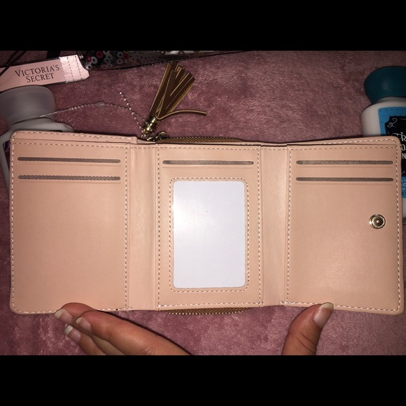 Goodie bundle from Bath & Body Works and VS - Picture 4 of 7